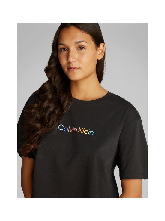 Calvin Klein Underwear - Boxy Crop Pride t-paita - UB1 BLACK - photo 5 Calvin Klein Underwear - Boxy Crop Pride t-paita - UB1 BLACK | Stockmann - photo 5