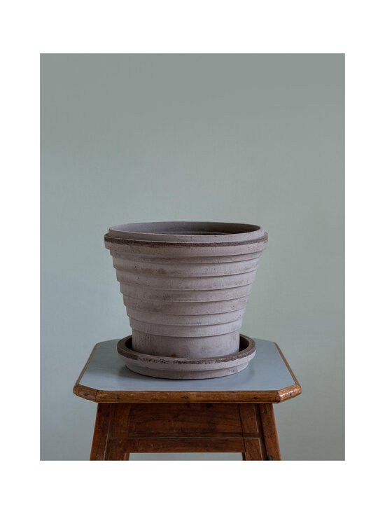 Bergs Potter - Planet Raw -ruukku aluslautasella Ø21 cm - GREY | Stockmann - photo 2