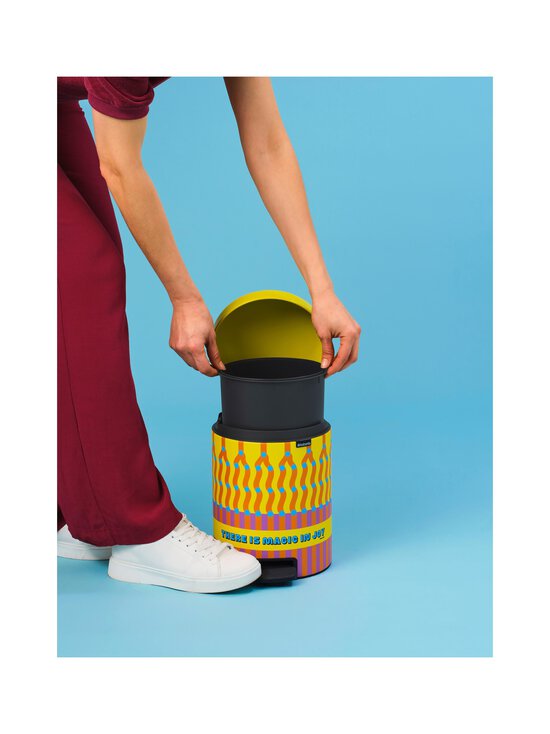 Brabantia - NewIcon Yinka Ilori Limited Edition atkritumu tvertne ar pedāli 5 l - YINKA ILORI | Stockmann - photo 4