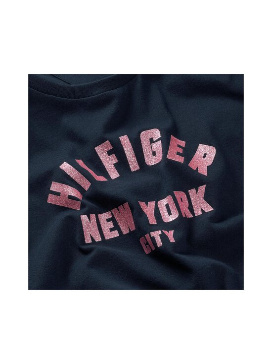 Tommy Hilfiger - Hilfiger Graphic T-krekls - C1G DARK NIGHT NAVY - photo 3 Tommy Hilfiger - Hilfiger Graphic T-krekls - C1G DARK NIGHT NAVY | Stockmann - photo 3