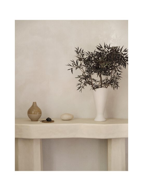 Ferm Living - Fountain- keraaminen maljakko - OFF-WHITE - photo 3 Ferm Living - Fountain- keraaminen maljakko - OFF-WHITE | Stockmann - photo 3